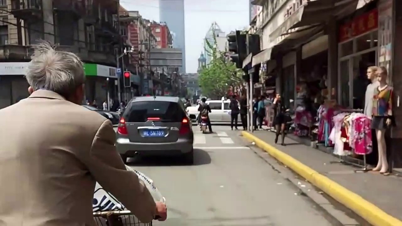 Shanghai Walks #11 - Si Chuan Zhong Road, Dian Chi Road - The Bund streets atmosphere, scooters, bicycles (April 2016)