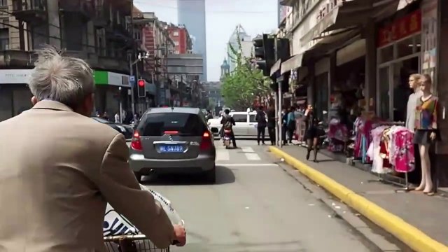 Shanghai Walks #11 - Si Chuan Zhong Road, Dian Chi Road - The Bund streets atmosphere, scooters, bicycles (April 2016)