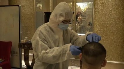 Personal médico de Wuhan se corta el pelo para evitar contagios