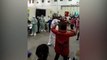 Un hospital chino da clases de baile a los afectados por el coronavirus para mantenerlos en forma
