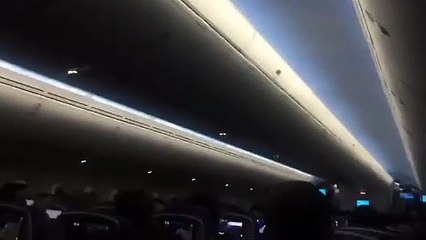 Grosse crise de nerf pour cette passagère en panique pendant l'atterrissage de son avion