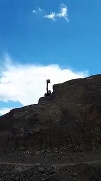 Il pousse un rocher énorme avec sa pelleteuse mais aurait du garer sa voiture plus loin