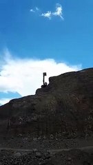 Il pousse un rocher énorme avec sa pelleteuse mais aurait du garer sa voiture plus loin