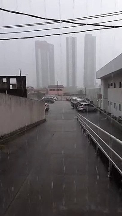 Relâmpago causa susto e grande explosão entre prédios em João Pessoa e imagens viralizam na web