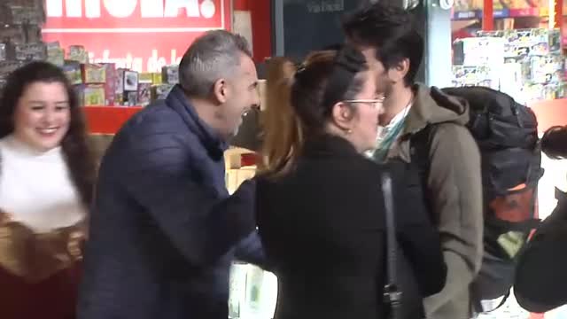 Besos y abrazos de las familias para recibir a los expatriados de Wuhan