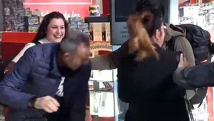 Besos y abrazos de las familias para recibir a los expatriados de Wuhan