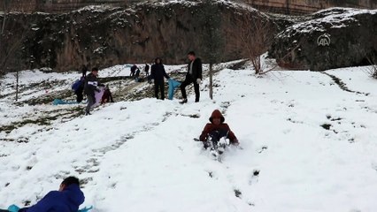 Diyarbakırlı çocuklar karda naylon poşetle kaymanın sevincini yaşadı - DİYARBAKIR