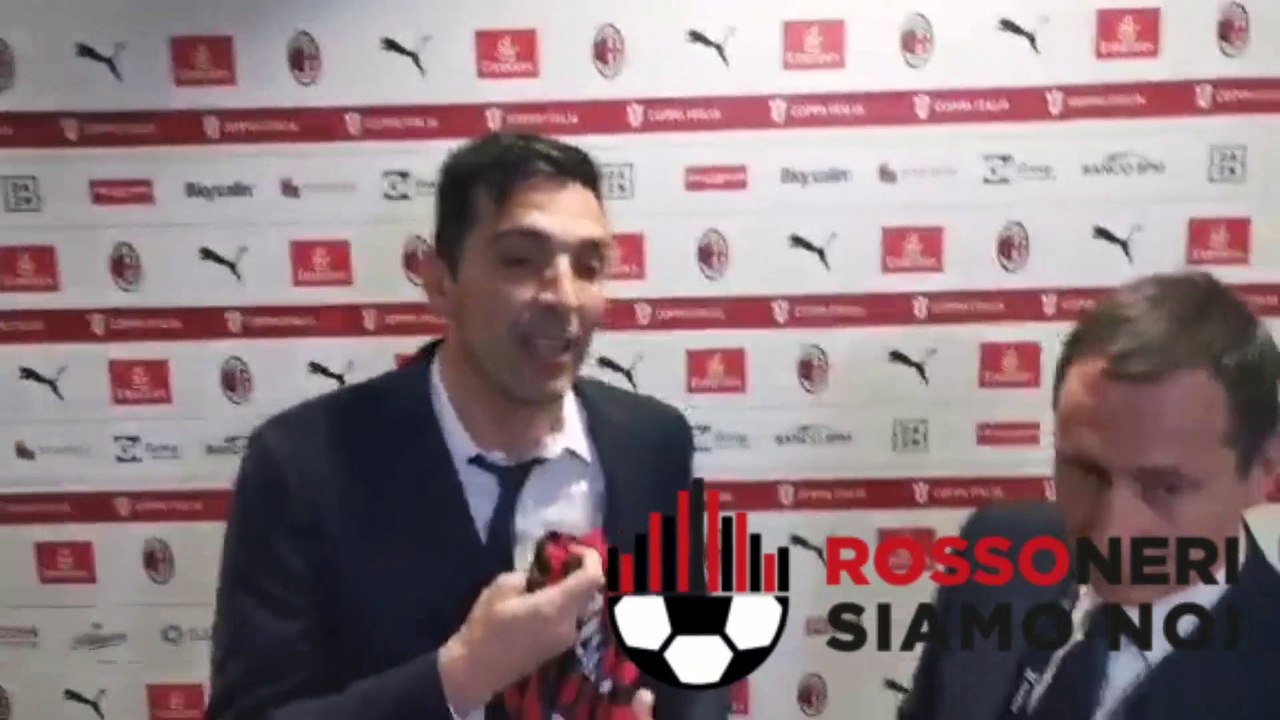 Buffon con la maglia di Daniel Maldini