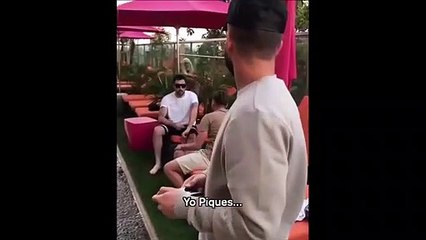 Il rattrape son téléphone au dernier moment mais le pire reste à venir