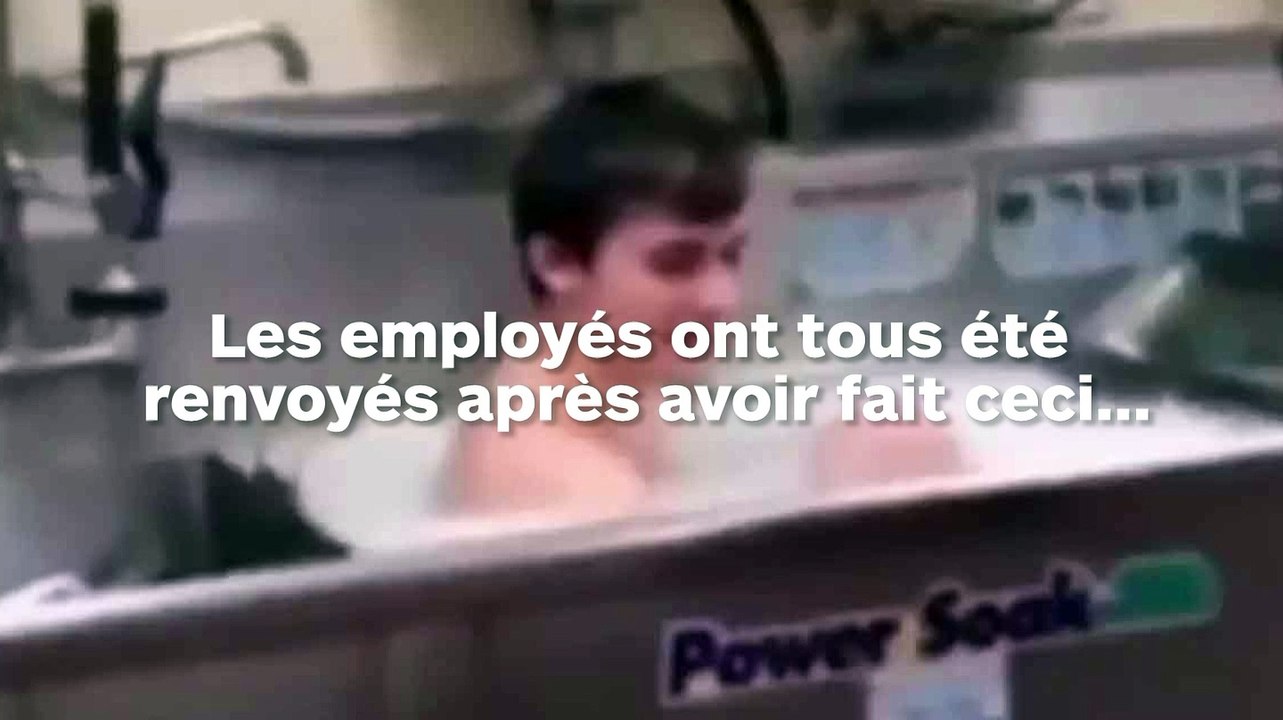 Un employé prend son bain moussant dans l'évier des cuisines d'un restaurant