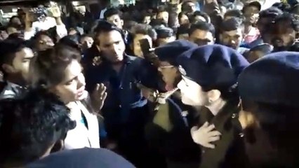 VIDEO: कांग्रेस MLA शकुंतला साहू ने महिला IPS को दी 'औकात' दिखाने की धमकी