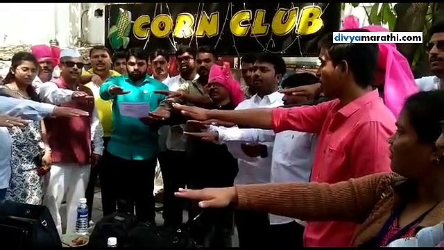 फर्ग्युसन रस्त्यावर व्हॅलेन्टाईन डे निमित्ताने नागरिकांनी दिव्य मराठीची मौन सोडू चला बोलू प्रतिज्ञा घेतली