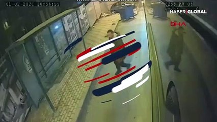 Duraktan geçmeye çalışan motosikletli yolcuya böyle çarptı