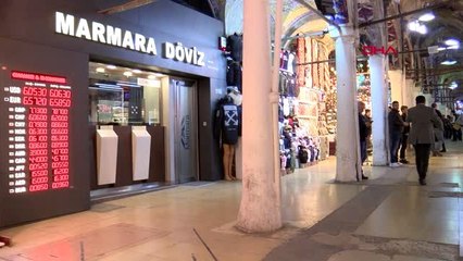 Kapalıçarşı'daki birçok dükkan vitrin ve tabelalarıyla tarihin üzerini örtüyor