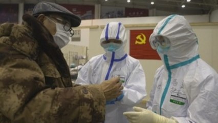 Las autoridades chinas rebajan la cifra de muertos por el coronavirus tras detectar errores