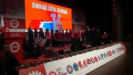Emeğin Türkiyesi ve Emeğin Dünyası için DİSK korosu sahnede