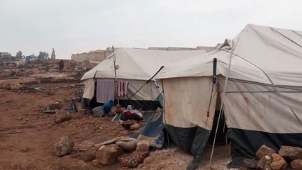 الصقيع يضاعف معاناة سكان مخيم حربنوش بريف إدلب