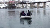 Fırat Nehri'nde batan teknedeki kişiyi arama çalışmaları sürüyor