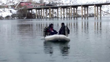 Fırat Nehri'nde batan teknedeki kişiyi arama çalışmaları sürüyor