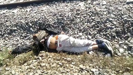 ट्रेन से गिरकर युवक की हुई दर्दनाक मौत।