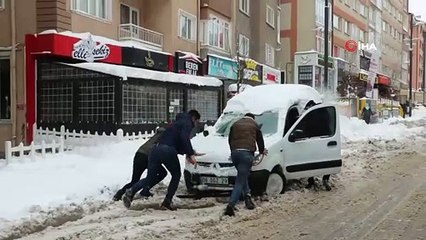 Eksi 17 derecede araçlar karda kayboldu, Kızılırmak dondu