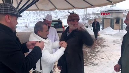 Vali sonel, üşüyen 'hıdır onbaşı'ya kabanını verdi