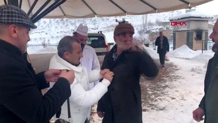 Download Video: Vali sonel, üşüyen 'hıdır onbaşı'ya kabanını verdi