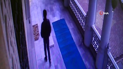 Yardım kumbarasını çalan çocuklar kamerada