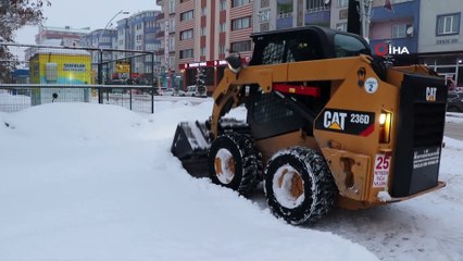 Ağrı Belediyesi karla mücadele çalışmalarına devam ediyor