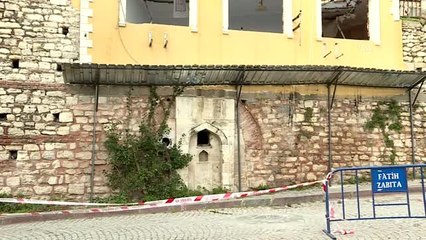 Fatih'te tarihi duvar ve çeşmenin üzerine yapılan iki bina yıkılıyor
