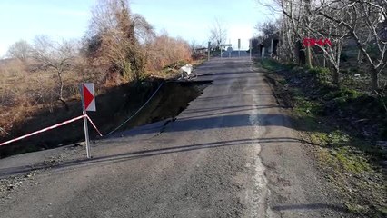 İlçe ile beldeyi bağlayan yol çöktü, karayolu ulaşıma kapandı