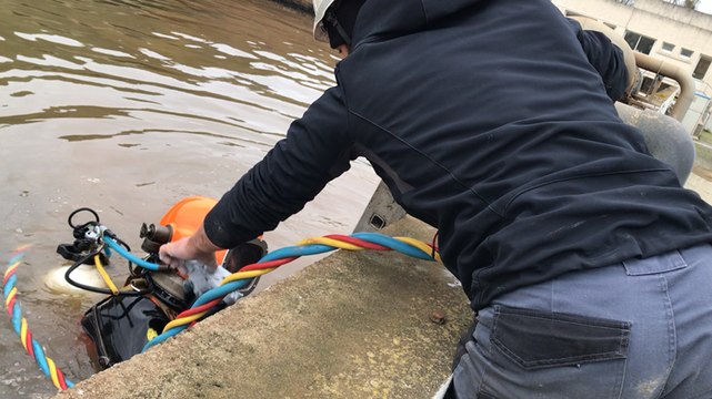 Un scaphandrier répare les murs d’un bassin de la station d’épuration