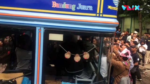 HEBOH!! Milea & Dilan Konvoi Keliling Bandung Naik Bandros!