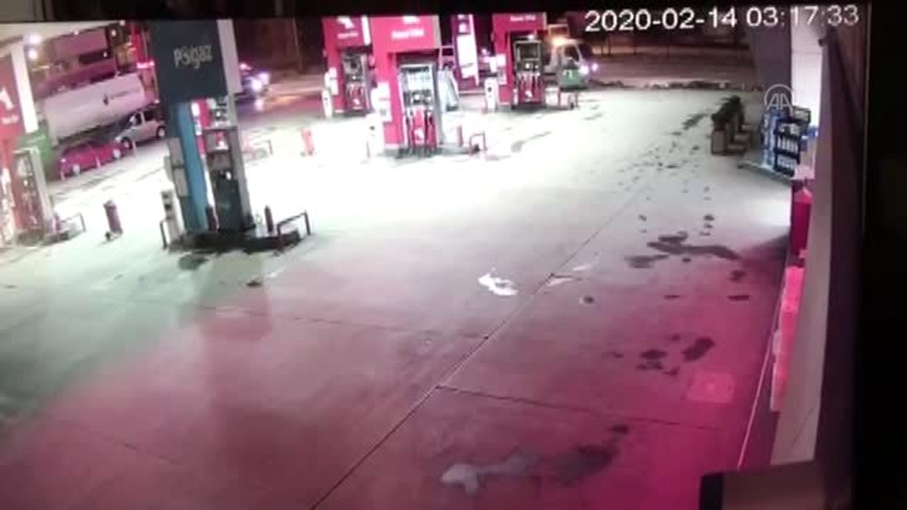 Rastgele havaya ateş açan kişi polis memurunu yaraladı