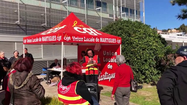 Martigues: les hospitaliers CGT manifestent devant Les Rayettes