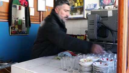 Çay ocağının önüne toplanan 'evladım' dediği kuşları 30 yıldır her gün yemliyor - VAN