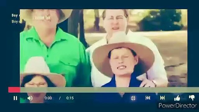 Ce jeune garçon mange des mouches sur son visage en direct