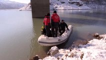 JAK timleri, buz tutan baraj gölüne dalarak kayıp üniversite öğrencisini aradı
