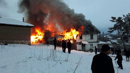 Yangında küle dönen evdeki iki Kur'an-ı Kerim'e hiçbir şey olmadı