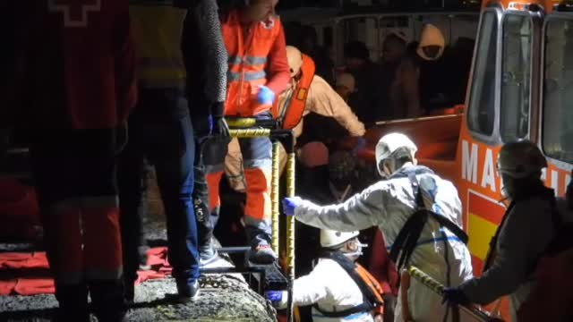Nace un bebé en una patera en medio de la travesía a Canarias