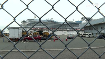 Japão transfere passageiros de cruzeiro em quarentena