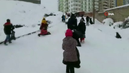 Okullar tatil oldu, çocuklar karın keyfini çıkardı