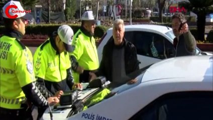 Ceza yazan polise baka baka hakaret etti