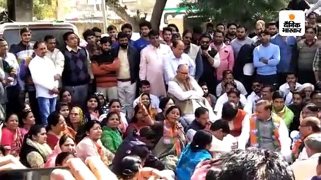 चार पूर्व मंत्री, चार विधायक और सांसद धरने पर बैठे