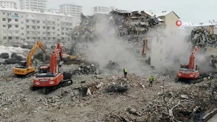 Elazığ’da ağır hasarlı binaların yıkımı sürüyor