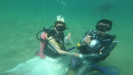 Ce couple thaïlandais s'est marié sous l'eau pour la Saint-Valentin