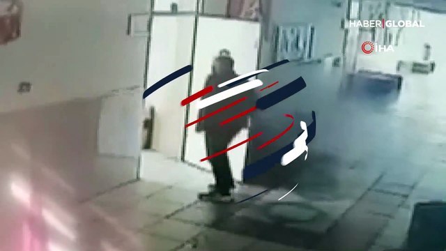 'Çocuğuma tokat attı' dedi, okulu basıp öğretmeni tekme tokat dövdü