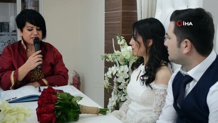 15 çift sevgililer gününü evlilikle taçlandırdı