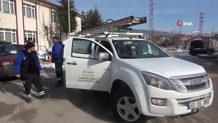 Yayla evinde 4 gün elektriksiz kalan ailenin yardımına kar komandoları koştu