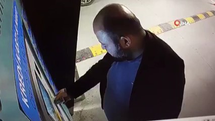 Havalimanı otoparkındaki otomatik ödeme cihazını böyle tekmeledi